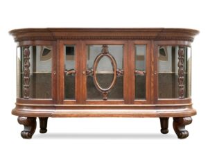 Read more about the article Antike Anrichte mit facettierten Kristallgläsern