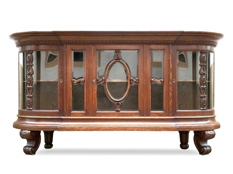 Read more about the article Antike Anrichte mit facettierten Kristallgläsern