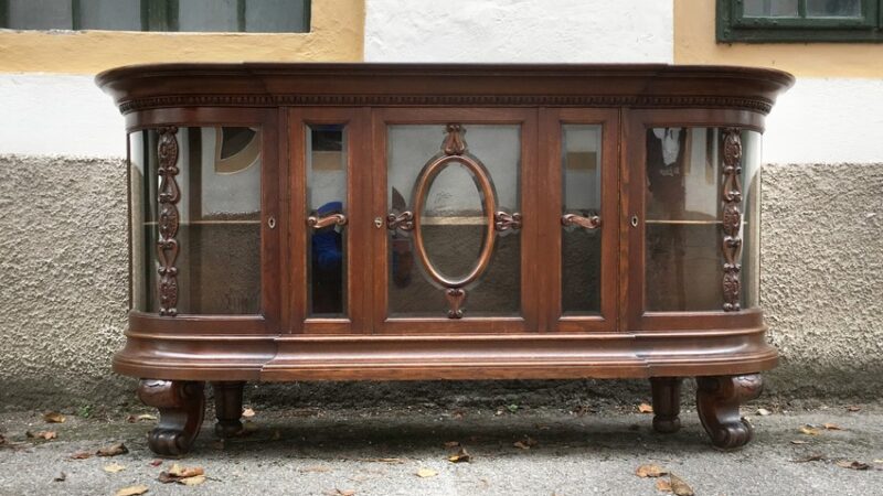 Antike Anrichte mit facettierten Kristallgläsern 4 Antike Anrichte mit facettierten Kristallgläsern