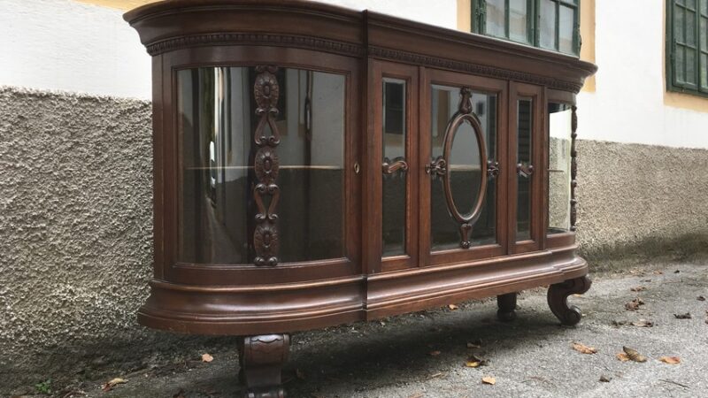 Antike Anrichte mit facettierten Kristallgläsern 5 Vintage Kommode Eklektisch Bleikristallgläser Sideboard