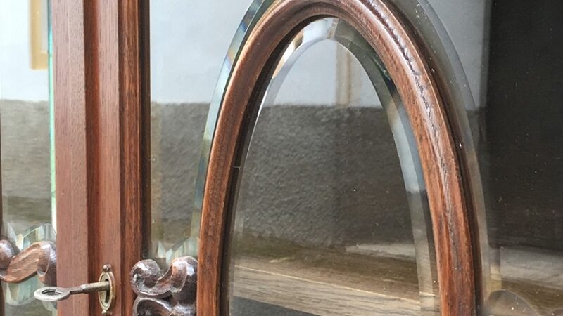 Antike Anrichte mit facettierten Kristallgläsern 2 facettierten Kristallgläser an antikem Möbel