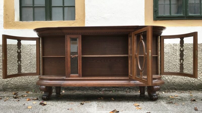 Antike Anrichte mit facettierten Kristallgläsern 3 Massivholz Anrichtemöbel Vintage