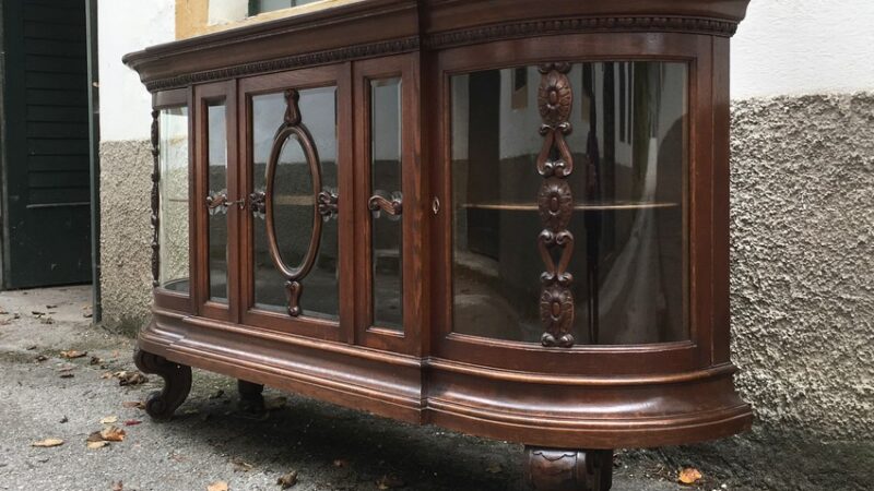Antike Anrichte mit facettierten Kristallgläsern 6 Vintage Sideboard slow-furniture gebogene Bleikristallgläser geschliffen