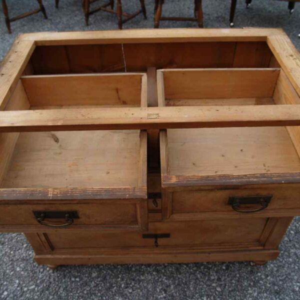 Antiker Waschtisch mit entfernter Marmorplatte