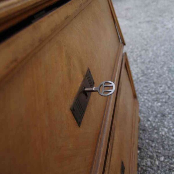 Beschläge und Schlüssel am Kommodenmöbel sind Original