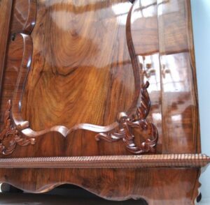 Interior-Trend: Warum echte Patina Antiquitäten zur sichersten Wertanlage macht 12 Antike Kommode Barock restauriert Schelllackpolitur kosten Reparatur