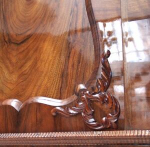 Interior-Trend: Warum echte Patina Antiquitäten zur sichersten Wertanlage macht 6 Antike Kommode Barock restauriert Schelllackpolitur kosten Reparatur