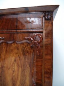 Interior-Trend: Warum echte Patina Antiquitäten zur sichersten Wertanlage macht 9 Antike Kommode Barock restauriert Schelllackpolitur kosten Reparatur