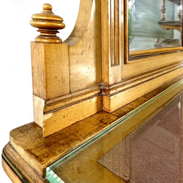 Interior-Trend: Warum echte Patina Antiquitäten zur sichersten Wertanlage macht 24 Frisiertisch antiker Schminktisch Gründerzeit Regal Sekretär mit Spiegel Pantograph Halterung Antiker Spiegelaufsatz der k.u.k. Hof-Möbelfabrik Ludwig Schmitt Originalzustand Patina