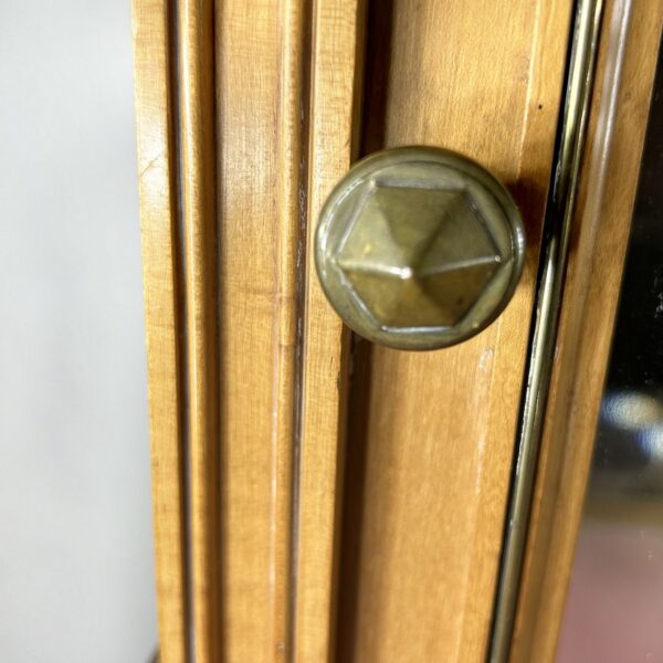 Interior-Trend: Warum echte Patina Antiquitäten zur sichersten Wertanlage macht 25 Frisiertisch antiker Schminktisch Gründerzeit Regal Sekretär mit Spiegel Pantograph Halterung Antiker Spiegelaufsatz der k.u.k. Hof-Möbelfabrik Ludwig Schmitt Originalzustand Patina Beschläge Messing 1860-1910