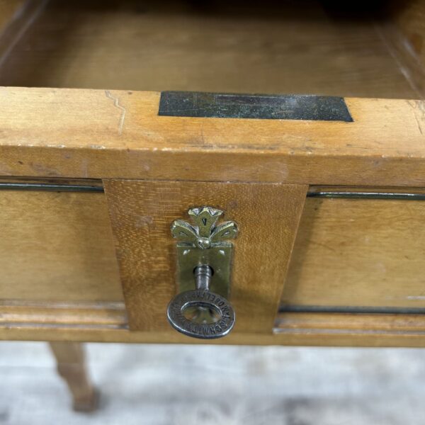 Interior-Trend: Warum echte Patina Antiquitäten zur sichersten Wertanlage macht 26 Frisiertisch antiker Schminktisch Gründerzeit Regal Sekretär mit Spiegel Pantograph Halterung Antiker Spiegelaufsatz der k.u.k. Hof-Möbelfabrik Ludwig Schmitt Originalzustand Patina