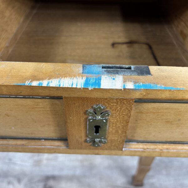 Interior-Trend: Warum echte Patina Antiquitäten zur sichersten Wertanlage macht 27 Frisiertisch antiker Schminktisch Gründerzeit Regal Sekretär mit Spiegel Pantograph Halterung Antiker Spiegelaufsatz der k.u.k. Hof-Möbelfabrik Ludwig Schmitt Originalzustand Patina