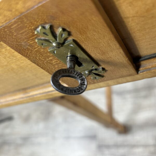 Interior-Trend: Warum echte Patina Antiquitäten zur sichersten Wertanlage macht 28 Frisiertisch antiker Schminktisch Gründerzeit Regal Sekretär mit Spiegel Pantograph Halterung Antiker Spiegelaufsatz der k.u.k. Hof-Möbelfabrik Ludwig Schmitt Originalzustand Patina