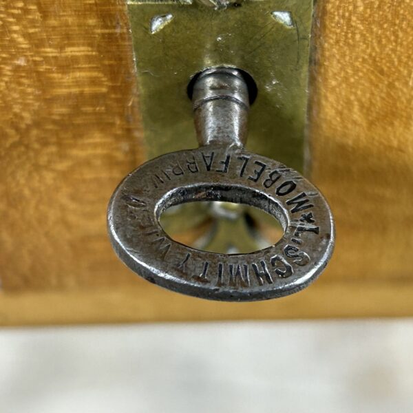 Interior-Trend: Warum echte Patina Antiquitäten zur sichersten Wertanlage macht 29 Frisiertisch antiker Schminktisch Gründerzeit Regal Sekretär mit Spiegel Pantograph Halterung Antiker Spiegelaufsatz der k.u.k. Hof-Möbelfabrik Ludwig Schmitt Originalzustand Patina