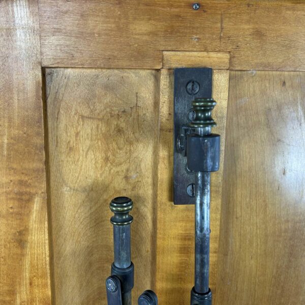 Interior-Trend: Warum echte Patina Antiquitäten zur sichersten Wertanlage macht 32 Frisiertisch antiker Schminktisch Gründerzeit Regal Sekretär mit Spiegel Pantograph Halterung Antiker Spiegelaufsatz der k.u.k. Hof-Möbelfabrik Ludwig Schmitt Originalzustand Patina