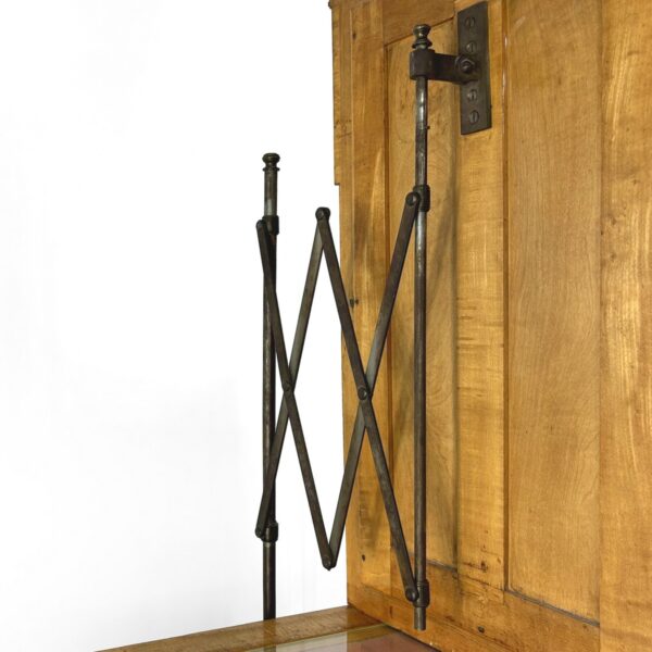 Interior-Trend: Warum echte Patina Antiquitäten zur sichersten Wertanlage macht 34 Frisiertisch antiker Schminktisch Gründerzeit Regal Sekretär mit Spiegel Pantograph Halterung Antiker Spiegelaufsatz der k.u.k. Hof-Möbelfabrik Ludwig Schmitt Originalzustand Patina