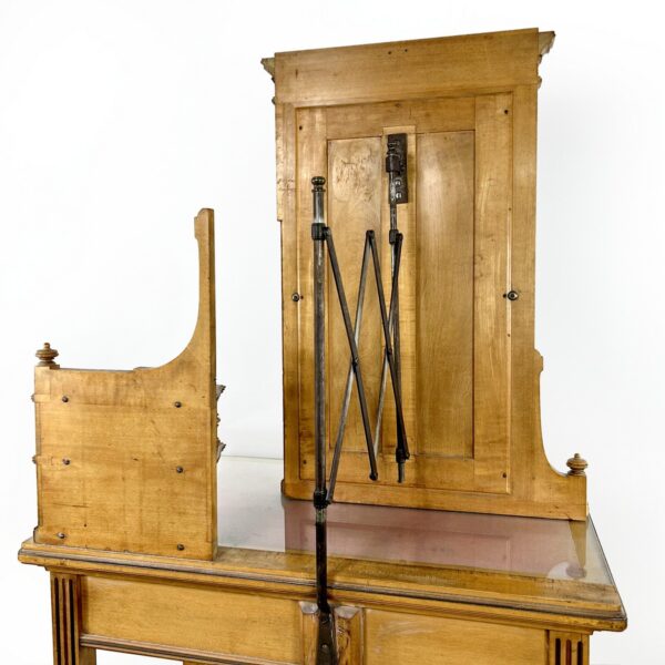 Interior-Trend: Warum echte Patina Antiquitäten zur sichersten Wertanlage macht 35 Frisiertisch antiker Schminktisch Gründerzeit Regal Sekretär mit Spiegel Pantograph Halterung Antiker Spiegelaufsatz der k.u.k. Hof-Möbelfabrik Ludwig Schmitt Originalzustand Patina