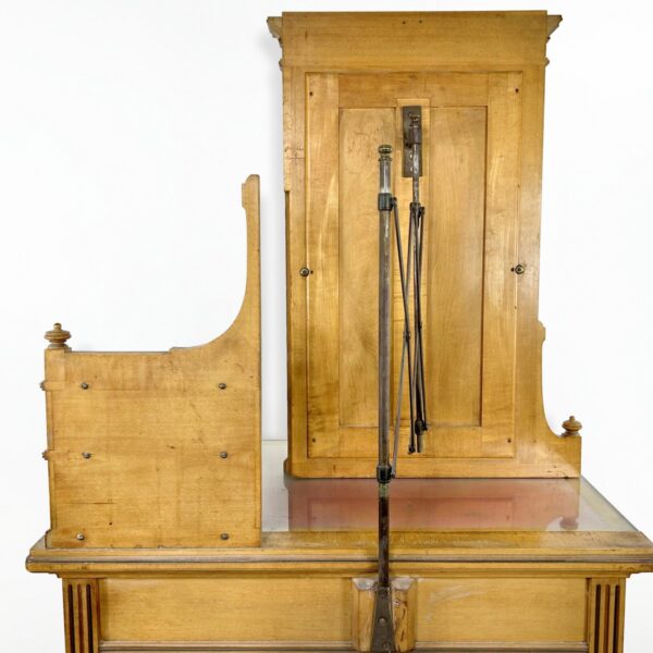 Interior-Trend: Warum echte Patina Antiquitäten zur sichersten Wertanlage macht 36 Frisiertisch antiker Schminktisch Gründerzeit Regal Sekretär mit Spiegel Pantograph Halterung Antiker Spiegelaufsatz der k.u.k. Hof-Möbelfabrik Ludwig Schmitt Originalzustand Patina