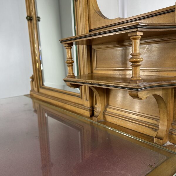 Interior-Trend: Warum echte Patina Antiquitäten zur sichersten Wertanlage macht 22 Frisiertisch antiker Schminktisch Gründerzeit Regal Sekretär mit Spiegel Pantograph Halterung Antiker Spiegelaufsatz der k.u.k. Hof-Möbelfabrik Ludwig Schmitt Originalzustand Patina