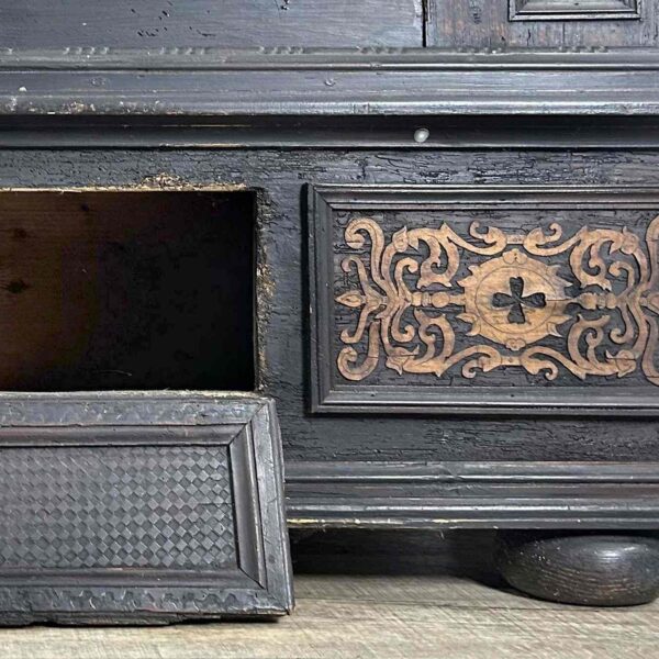 Klee Moline-Kreuz (Ankerkreuz) als appliziertes Relief im Sockelbereich eines Frühbarock-Kabinettschranks, um 1620