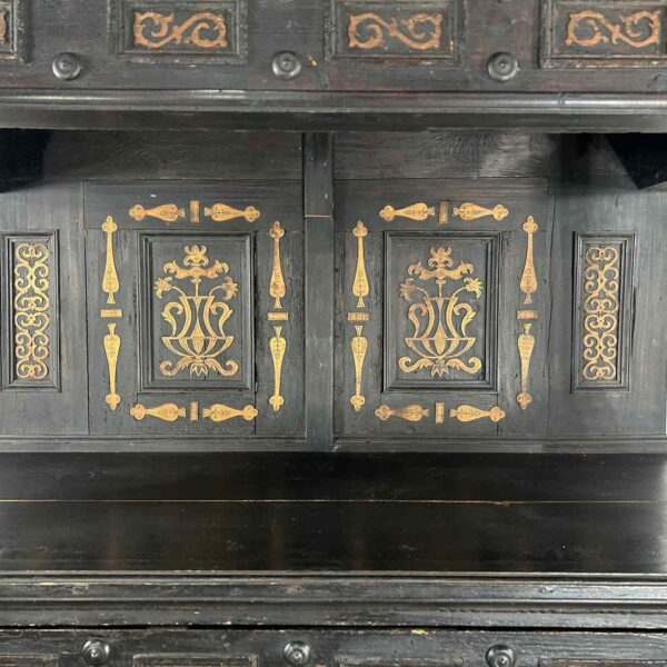 Appliziertes Vasen-Relief auf ebonisiertem Laubholz, Spätrenaissance um 1615, Motiv nach Hans Vredeman de Vries