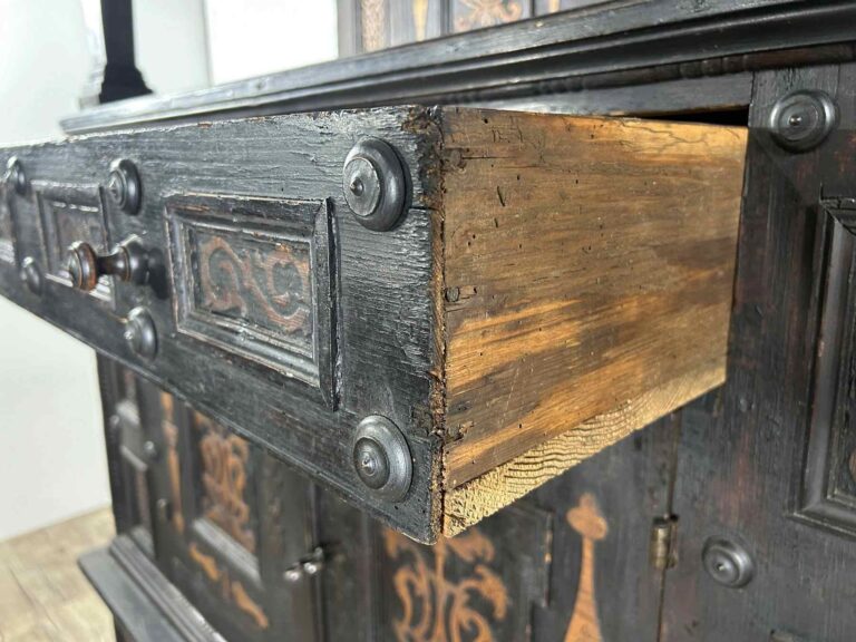 Schublade ohne Schwalbenschwanzzinkung, stumpf genagelt mit Holznägeln, typisch für Frühbarock-Möbel vor 1650