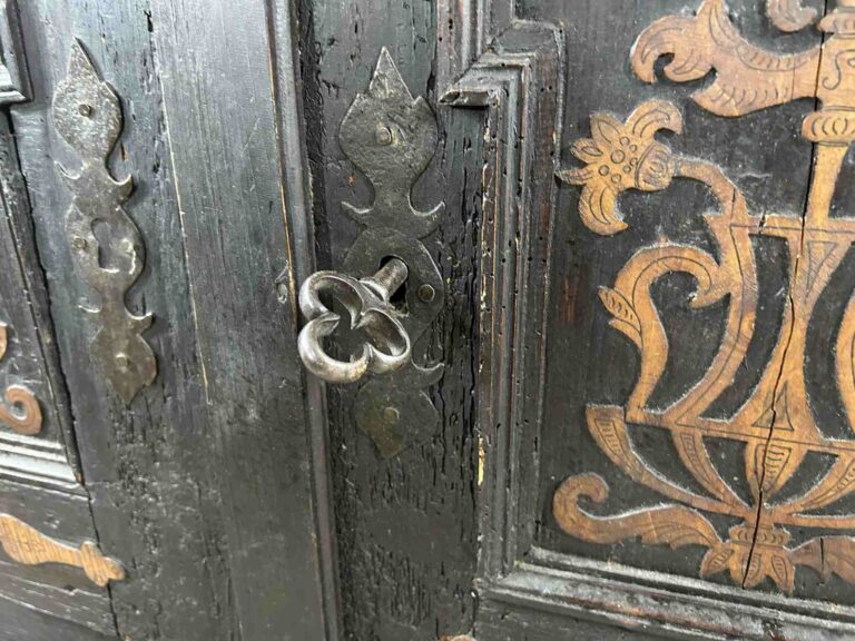 Schlüsselschild Eskutcheons handgeschmiedetem Eisen, Übergang Manierismus zum frühen Barock Renaissance Schrank antike Kredenz 1610 Buffet 17. Jahrhundert Mittelalter Möbel Antiquität Original Stilkunde Museal