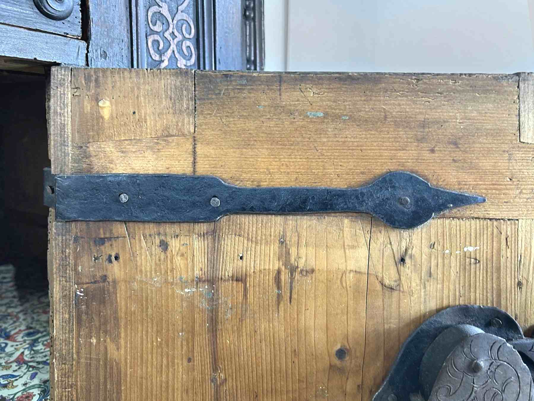 Eisenbänder Schmiedeeisen Handgeschmiedetes Spatenscharnier mit facettierten Eisennägeln an einem Kabinettschrank der Spätrenaissance, vor 1650