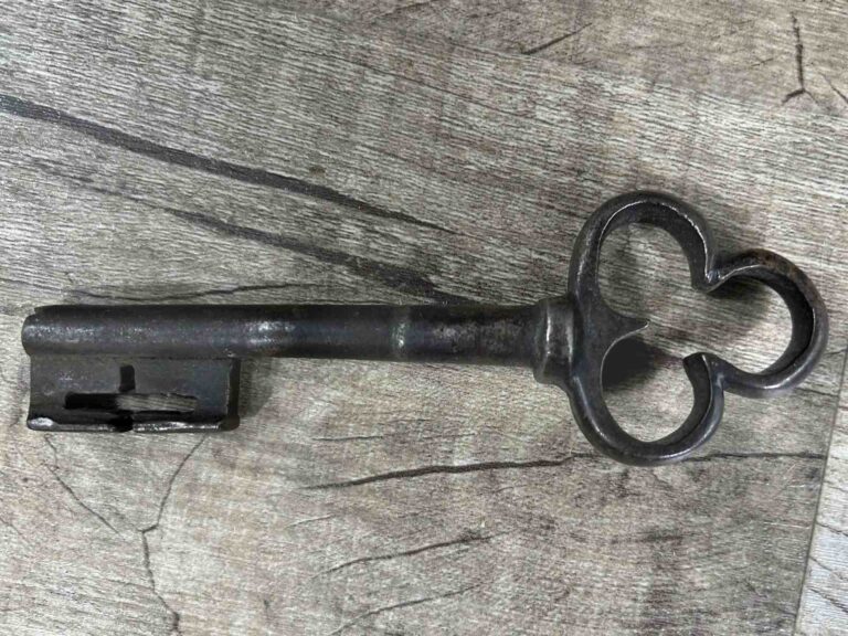 Handgeschmiedeter Dreipass-Schlüssel mit Hohldorn für ein Kastenschloss, Spätrenaissance um 1620