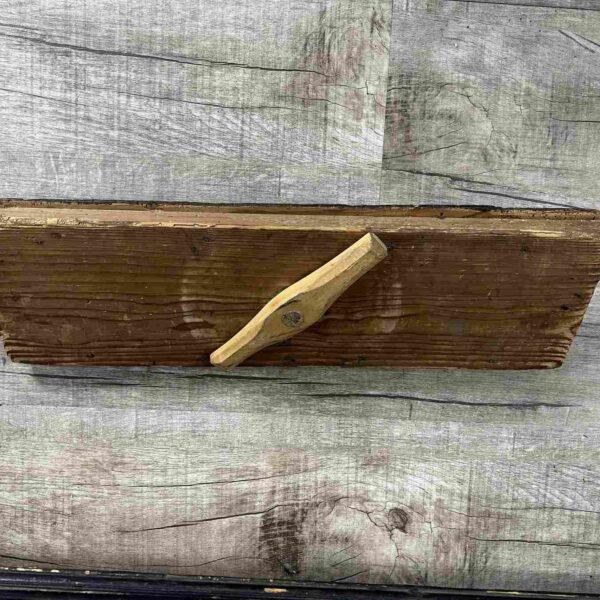 Handgehauene Oberfläche des Blindholzes im Inneren eines Frühbarock-Kabinettschranks, Beilspuren als Echtheitsmerkmal vor 1650