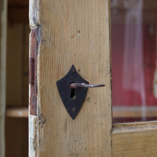 Interior-Trend: Warum echte Patina Antiquitäten zur sichersten Wertanlage macht 42 Biedermeier Antiquitäten Patina Wertanlage Vintage Schrank Lived-in-Luxury Heritage Style