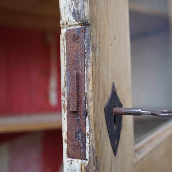 Interior-Trend: Warum echte Patina Antiquitäten zur sichersten Wertanlage macht 41 Biedermeier Antiquitäten Patina Wertanlage Vintage Schrank Lived-in-Luxury Heritage Style
