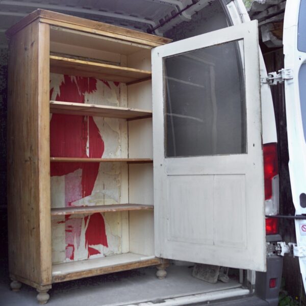 Interior-Trend: Warum echte Patina Antiquitäten zur sichersten Wertanlage macht 40 Biedermeier Antiquitäten Patina Wertanlage Vintage Schrank Lived-in-Luxury Heritage Style