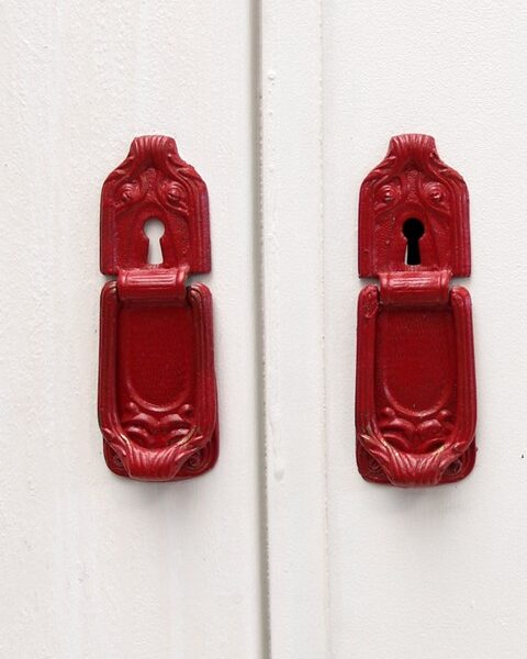 rote Beschläge antiker Schrank